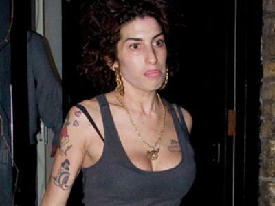 Amy Winehouse przez domofon